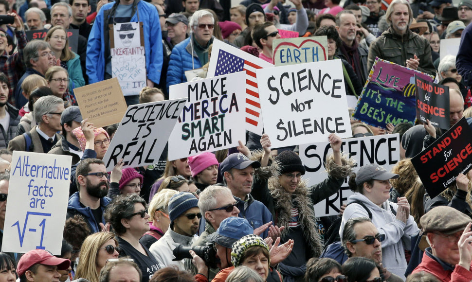 Mokslininkai protestuoja prieš naujos JAV prezidento administracijos požiūrį į mokslą ir „alternatyvius faktus“