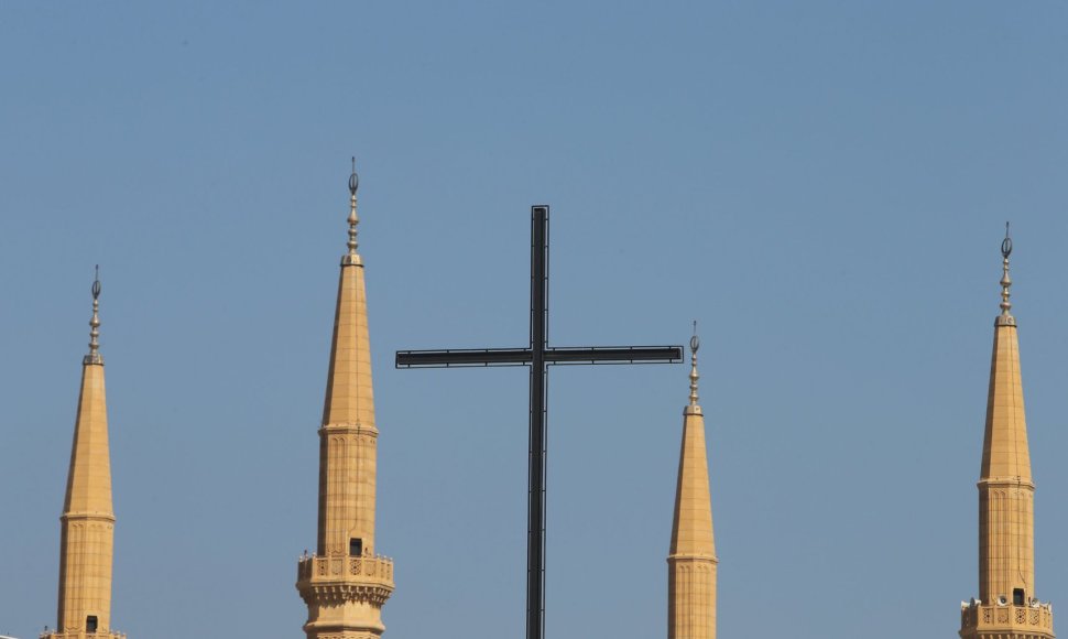Bažnyčia šalia mečetės Libane 