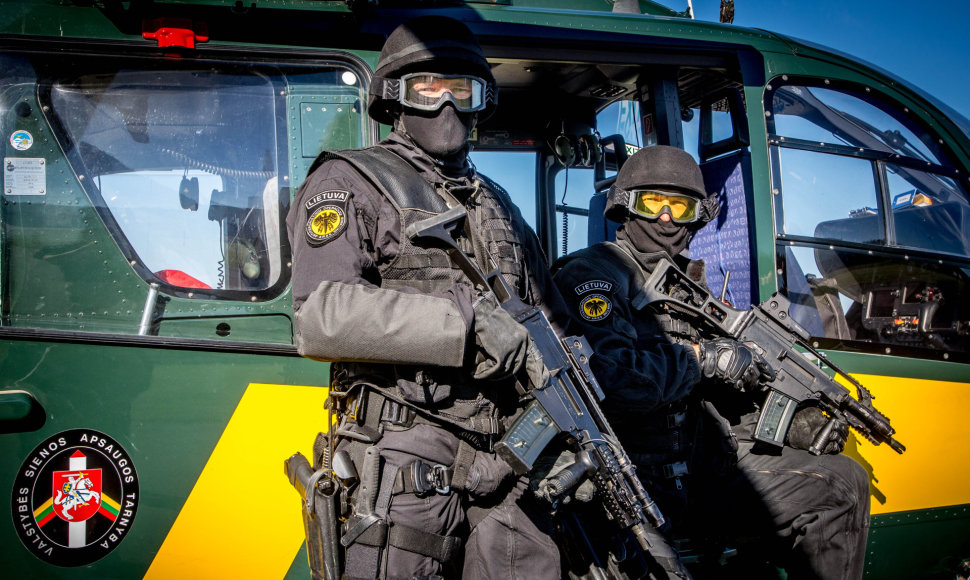 Antiteroristinio padalinio "Aras" pareigūnai pozuoja šalia sraigtasparnio