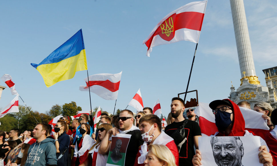 Paramos balturusių protestuojams akcija Kijeve