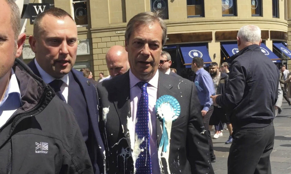 Pieno kokteiliu apipiltas Nigelas Farage'as