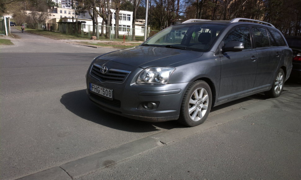 Vilniuje, Žirmūnuose, Minties gatvės pradžioje esančių daugiabučių gyventojai jau seniai pastebėjo, kad šis „Toyota Avensis“ vairuotojas, vakarais neradęs aikštelėje vietos, pamėgo užstatyti išvažiavimą iš kiemų.
