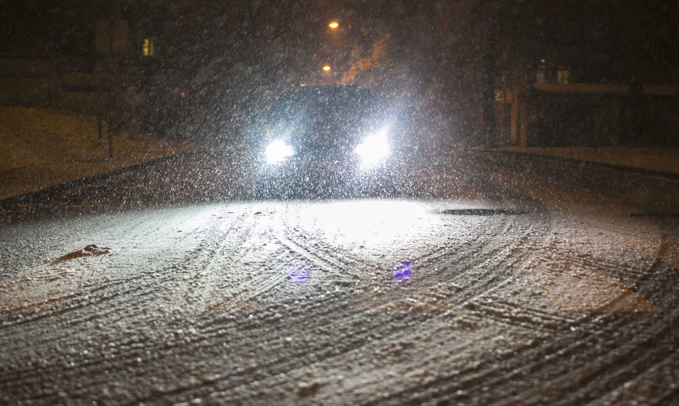 Į Vilnių žengė žiema: sniegas nuklojo gatves