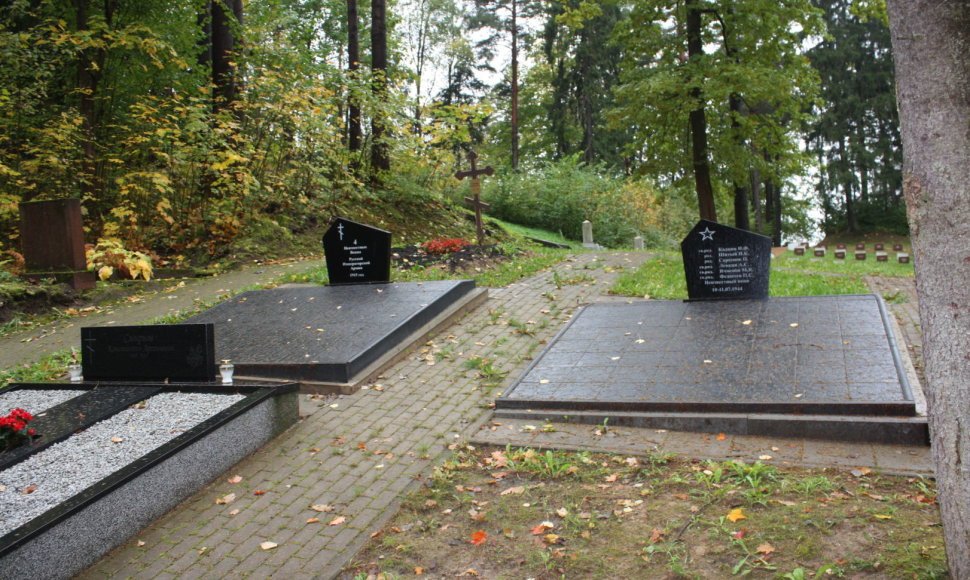 Naujas paminklas Antrojo pasaulinio karo kariams Antakalnio kapinėse