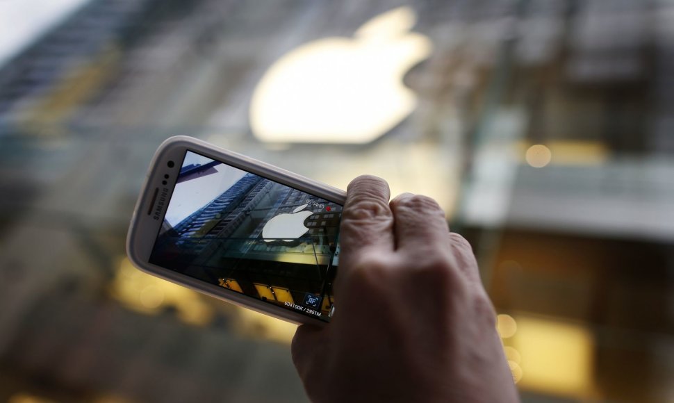 „Samsung“ telefonu nufotografuotas „Apple“ prekės ženklas