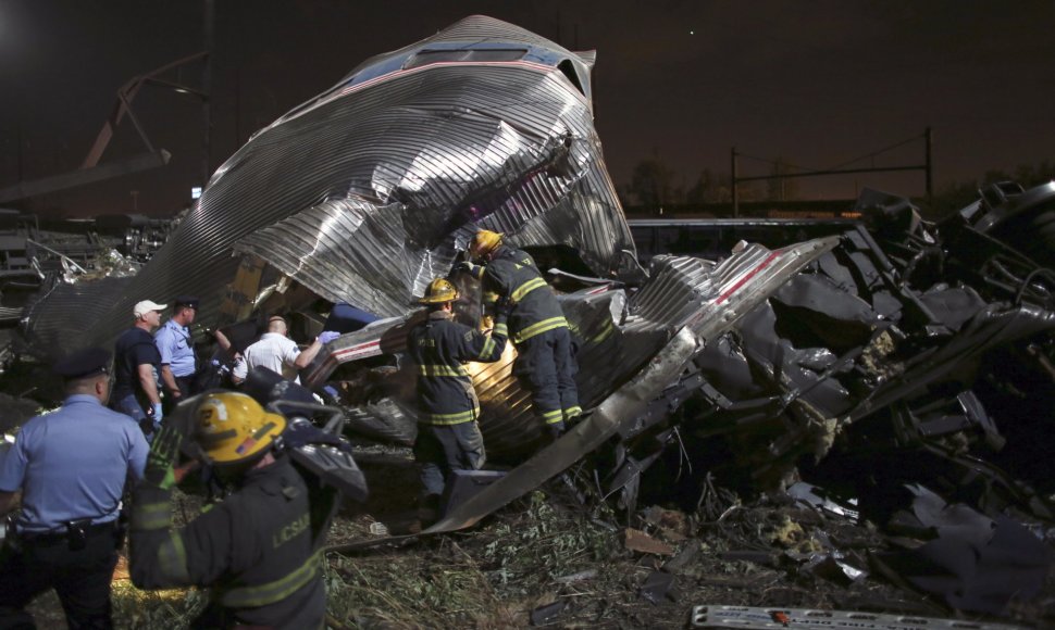 Pensilvanijoje per keleivinio traukinio avariją žuvo mažiausiai penki žmonės, dešimtys sužeisti.
