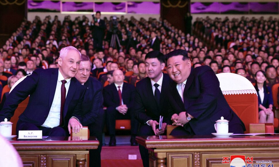 Kim Jong Unas su Rusijos gynybos ministru Andrejumi Belousovu