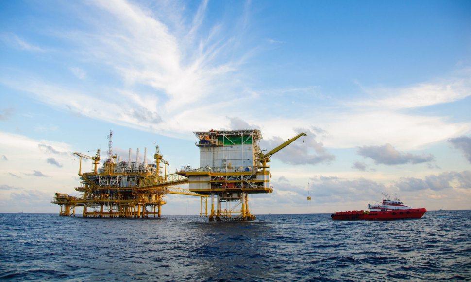 Naftos ir dujų gavybos platforma jūroje 