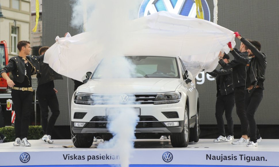 Vilniuje iš padebesių nusileido „Volkswagen Tiguan“