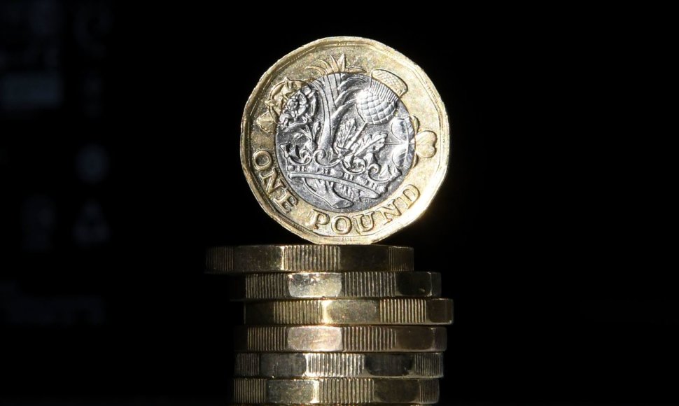 Britanijoje iš apyvartos bus išimta senojo pavyzdžio vieno svaro moneta