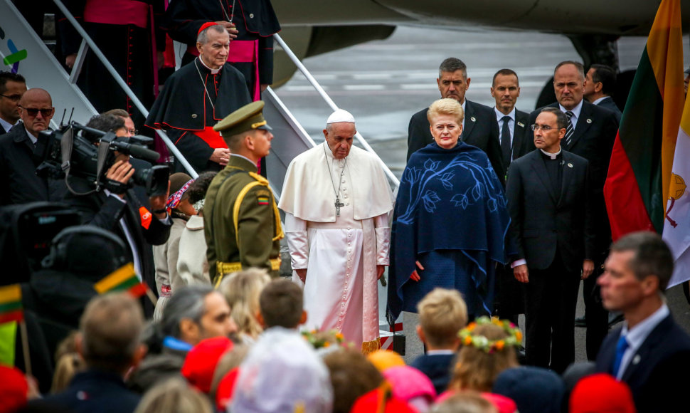 Vilniaus oro uoste sutinkamas popiežius Pranciškus 