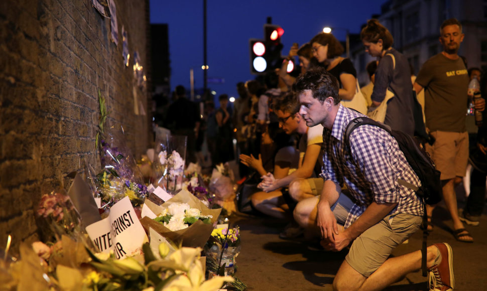 Londoniečiai pagerbė per teroro ataką nukentėjusius musulmonus