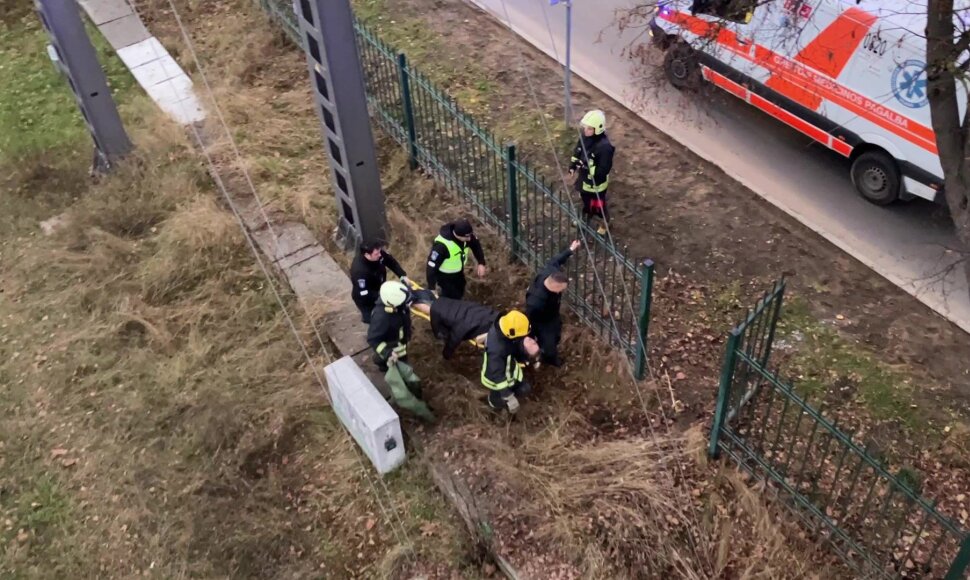 Vilniuje vaikinas &scaron;oko ant traukinio &ndash; nuplė&scaron;ė kabelį: elektra trenkė ir medikui
