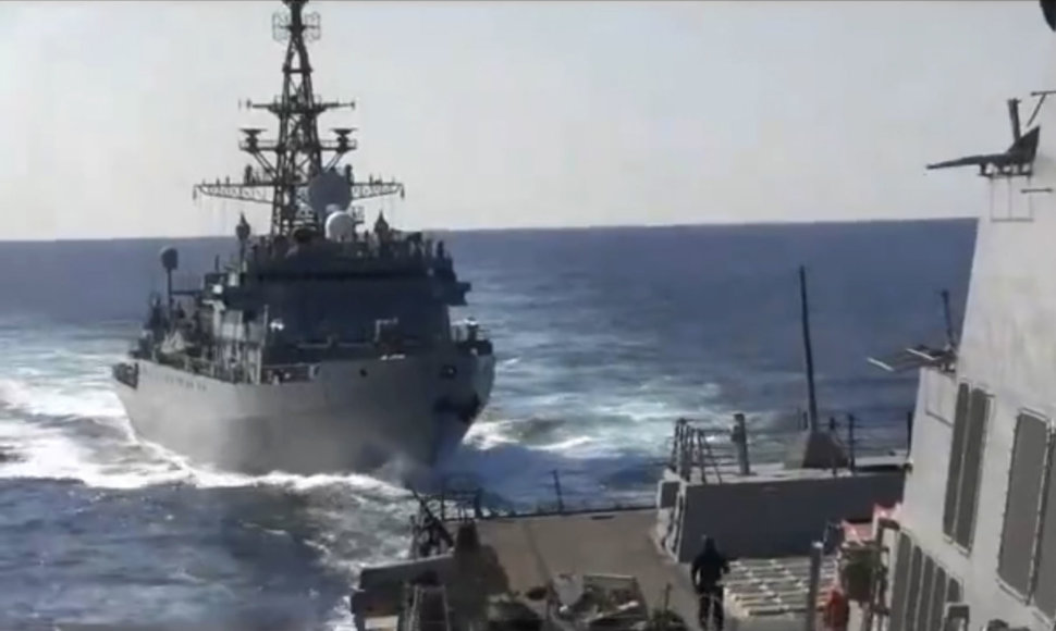Rusijos karo laivas pavojingai artėja prie JAV minininko „USS Farragut“.