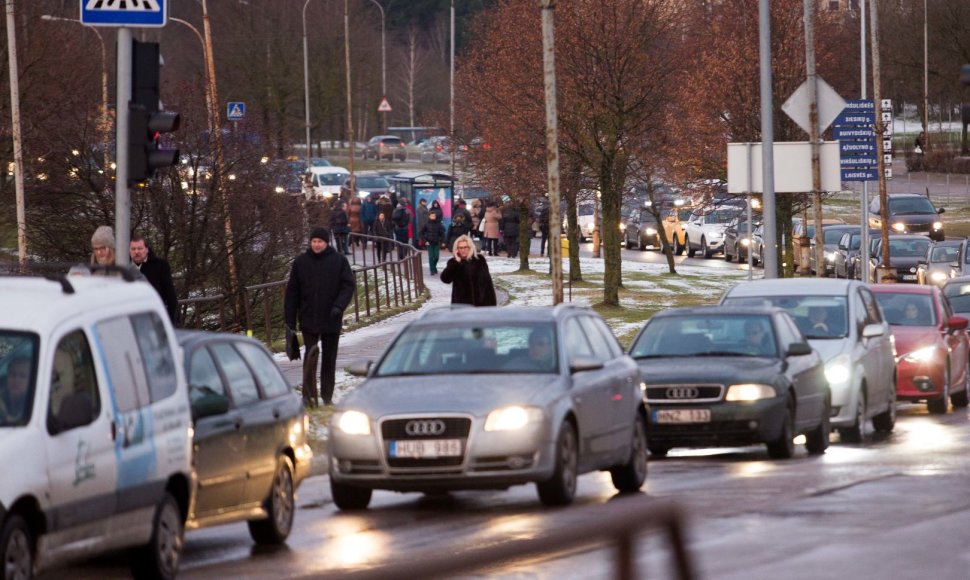 Vilniuje gatvės virto čiuožykla, žmonės įstrigo didžiulėse spūstyse