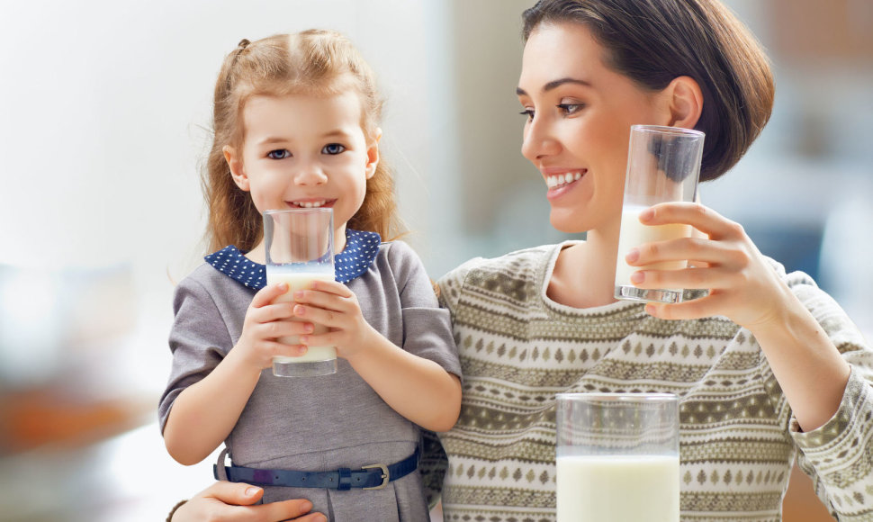 Mama su dukra geria pieną