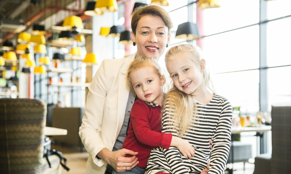 Aistė Jasaitytė Čeburiak su dukromis Elze ir Sofija