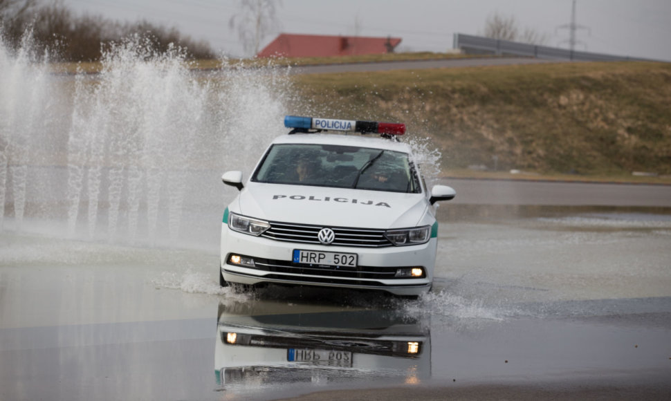 Kauno policijos pareigūnai įvertino savo vairavimo įgūdžius sudėtingomis eismo sąlygomis