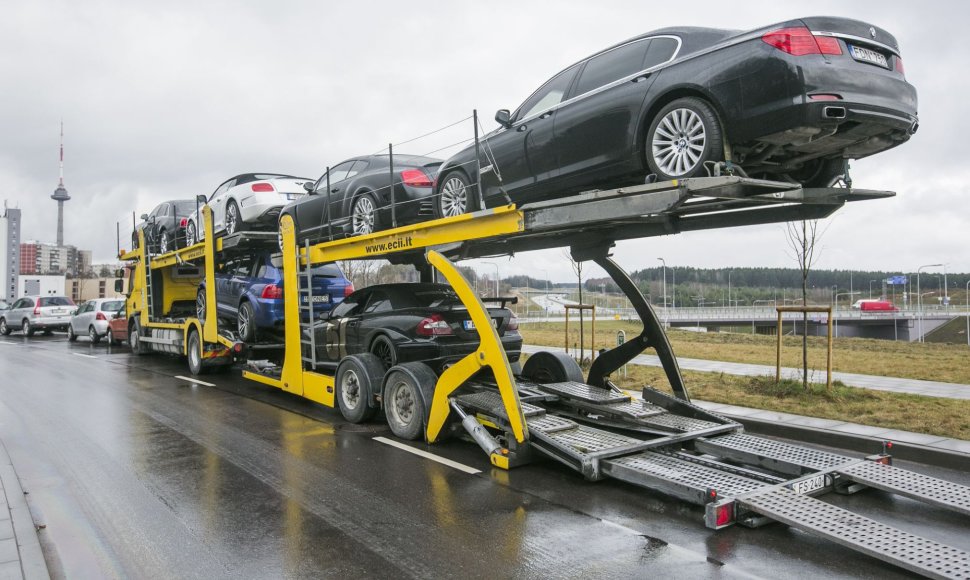 Prabangius automobilius gabenantis autovežis Vilniuje