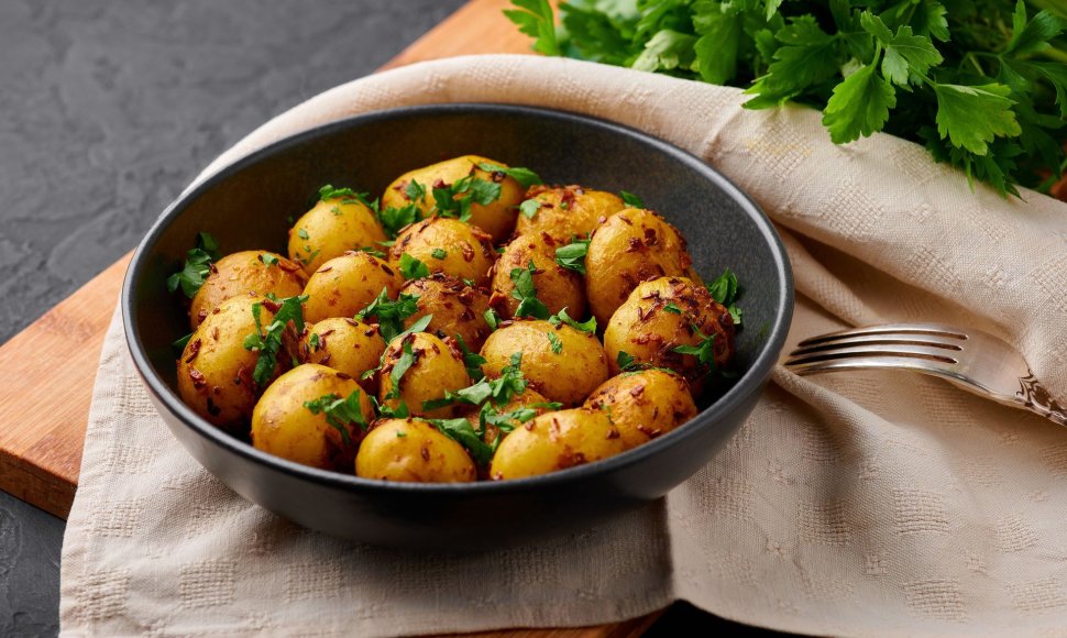 Indišku stiliumi paruoštos šviežios bulvytės