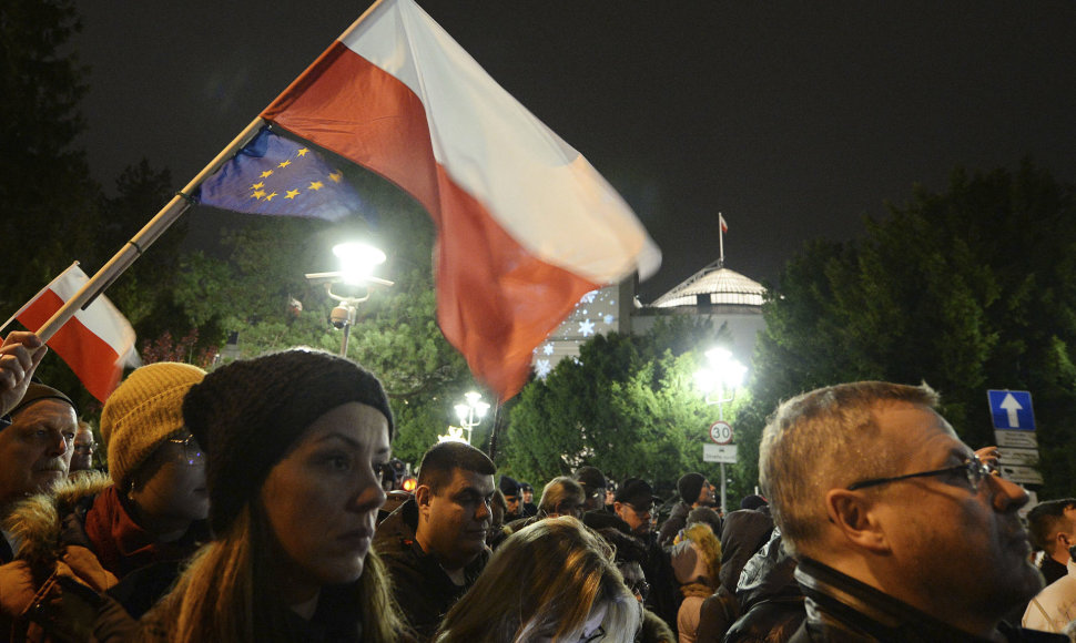 Lenkai protestuoja prieš vyriausybės siekį bausti kritiškus teisėjus
