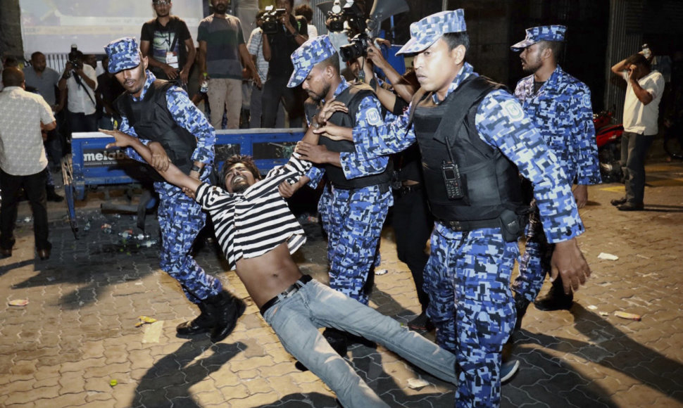 Policija suima protestuotoją Maldyvuose