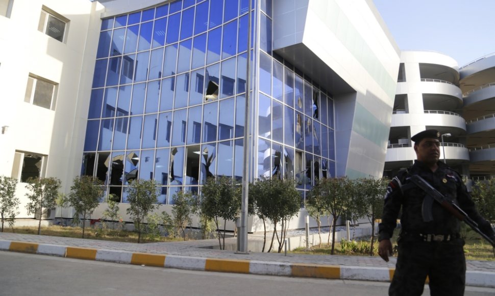 Į Irako Transporto ministerijos pastatą ketvirtadienį įsiveržus šešiems savižudžiams sprogdintojams, žuvo mažiausiai 18 žmonių