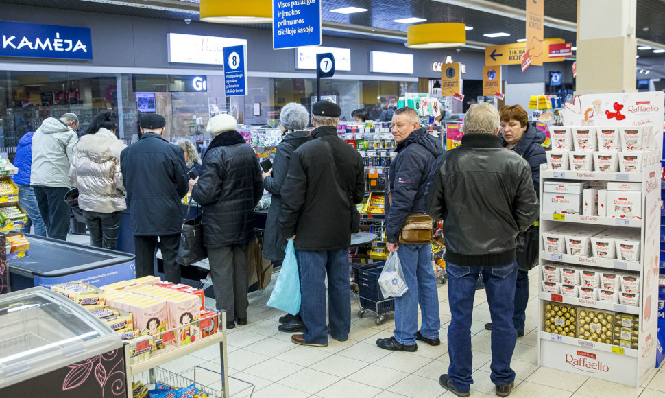 Apytuštės parduotuvių lentynos šeštadienio rytą