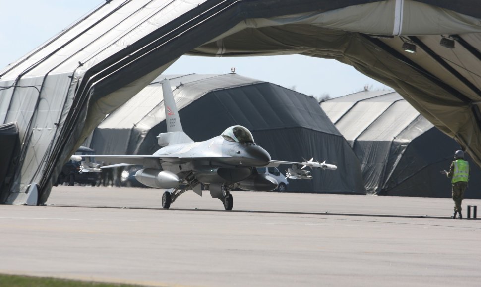 Aviacijos bazėje Šiauliuose leidžiasi NATO lėktuvas