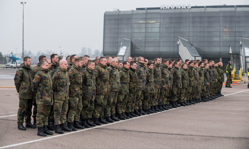 Į Kauno oro uostą atskrido pirmoji Vokietijos karių grupė