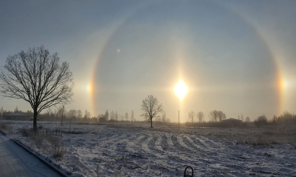 Halo žiedas aplink saulę Vilniuje