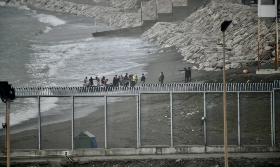 Maždaug 100 migrantų plaukte bandė pasiekti Ispanijos Seutos anklavą