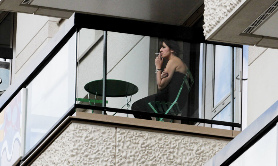 Rūkanti moteris balkone