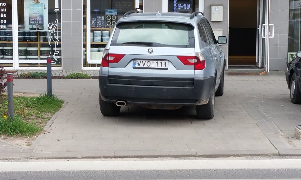 Fotopolicija: BMW ant šaligatvio