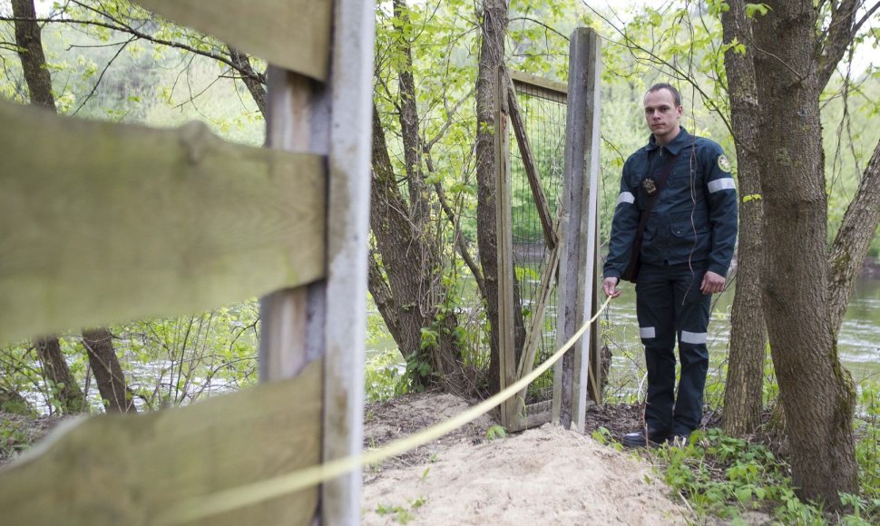 Aplinkosaugininkai tikrino tvoros atstumą nuo vandens telkinių.