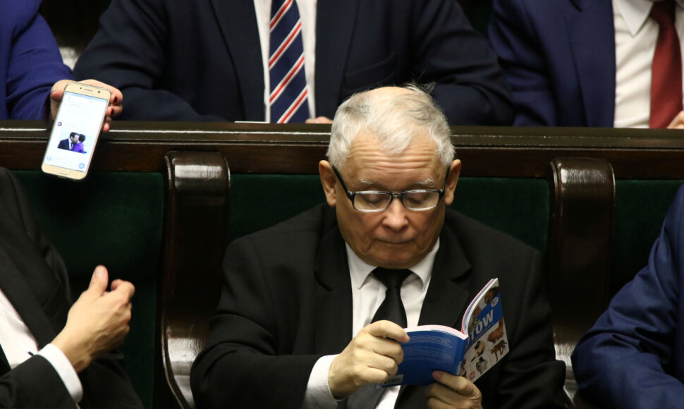 J.Kaczynskis Seime skaito knygelę apie kates