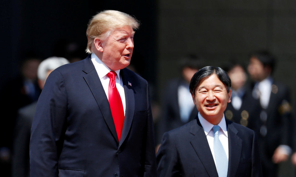 JAV prezidentas Donaldas Trumpas su naujuoju Japonijos imperatoriumi Naruhito.