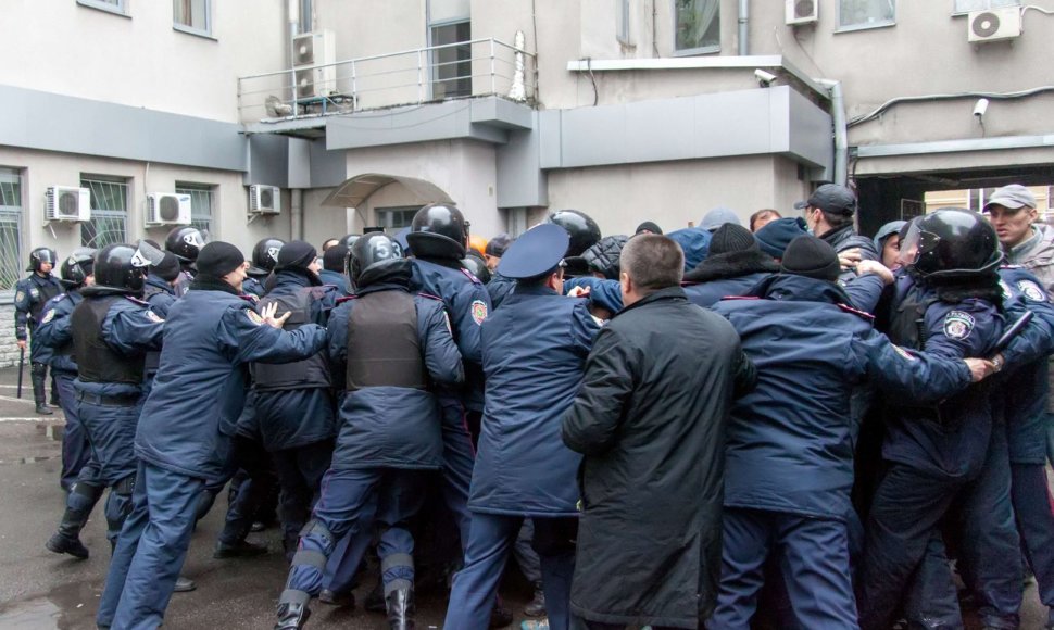 Ukrainos policija grumiasi su separatistais Charkovo mieste