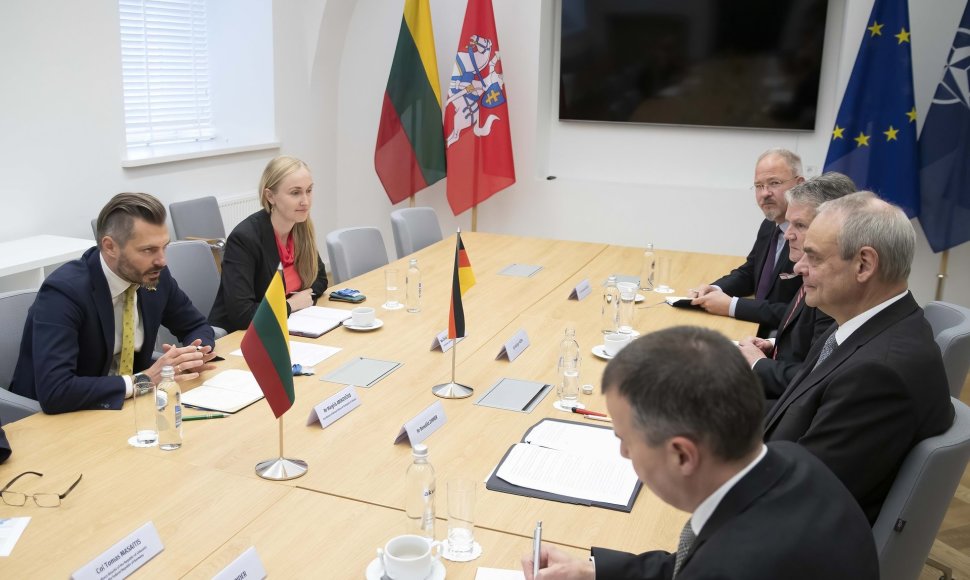 Lietuvoje rengiantis priimti Vokietijos brigadą, abiejų šalių atstovai antradienį aptarė svarbiausius su tuo susijusius klausimus