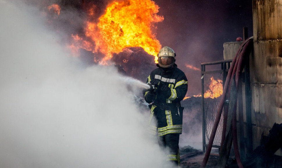 Ugniagesiai gesina gaisrą 