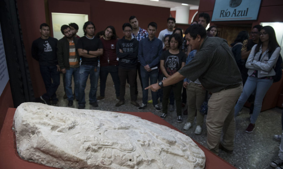 Pusantro tūkstančio metų senumo majų altorius pristatytas Gvatemalos nacionaliniame archeologijos ir etnologijos muziejuje.