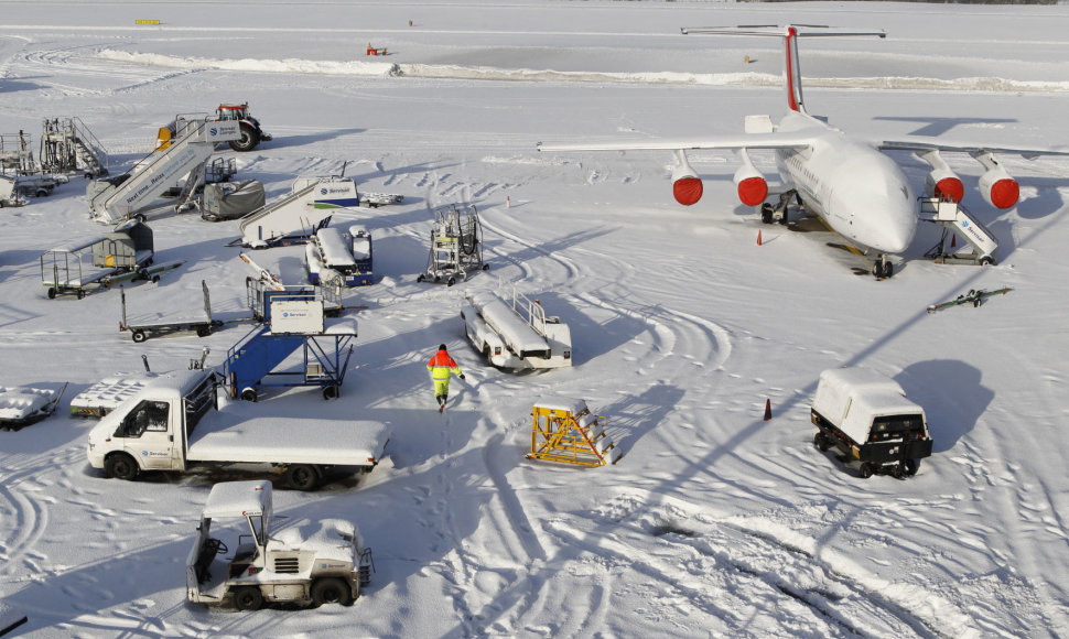 Sniegas sutrikdo darbą Jungtinės Karalystės oro uostuose