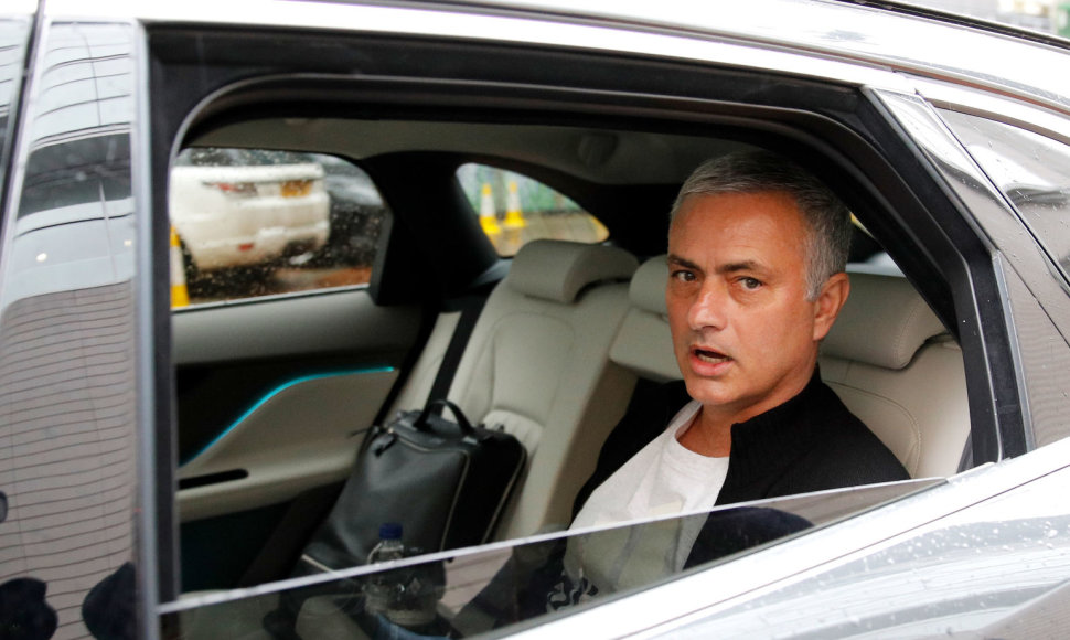 Antradienį atleistas Jose Mourinho palieka savo apartamentus Mančesteryje.