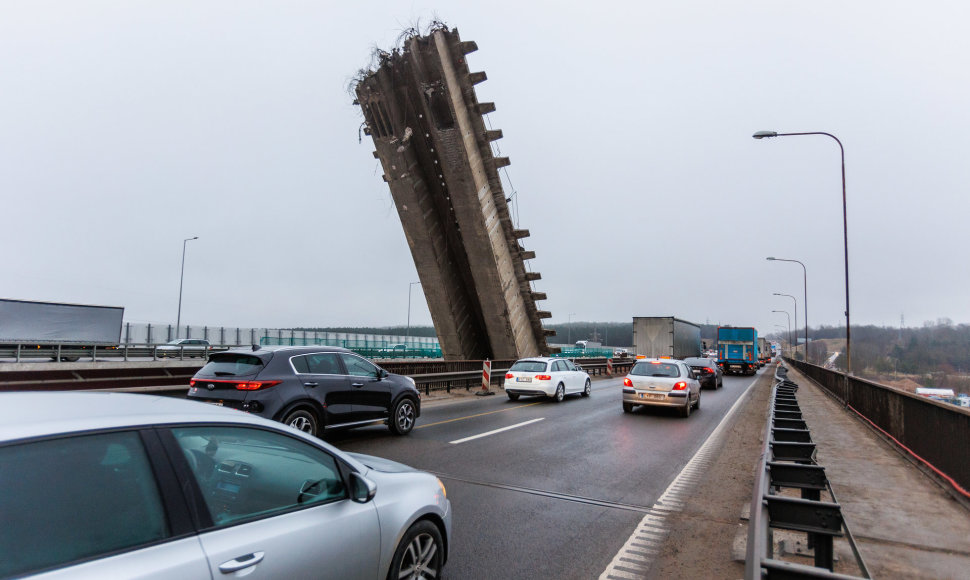 Kaune griuvo tilto konstrukcija