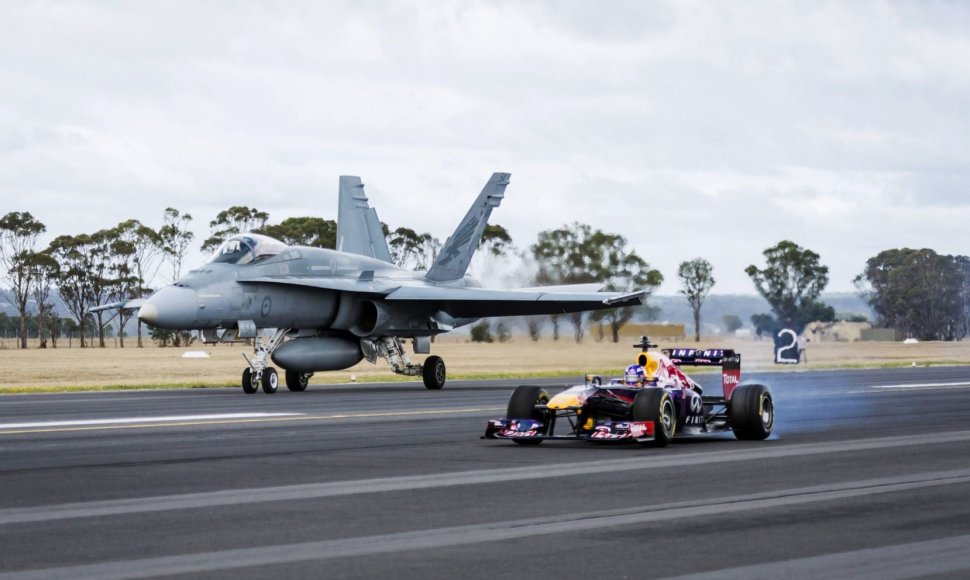 „Red Bull“ formulės ir Australijos oro pajėgų „F/A-18 Hornet“ naikintuvo lenktynės 