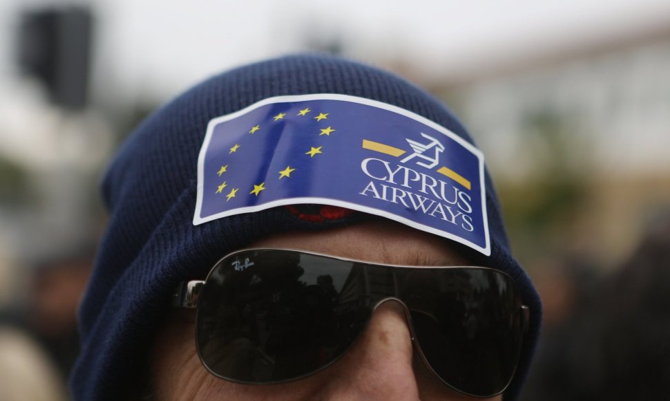 „Cyprus Airways“ logotipas ant protestuojancio dėl avialinijų uždarymo darbuotojo kepurės