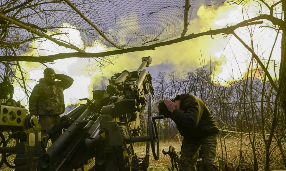 Ukrainos kariai prie Bachmuto apšaudo rusų pozicijas