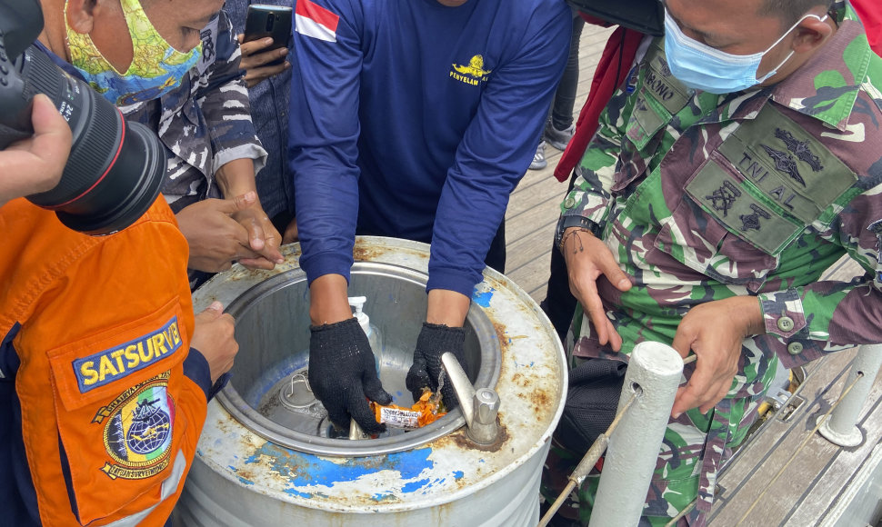 Indonezijos narai surado sudužusio lėktuvo „juodąją dėžę“