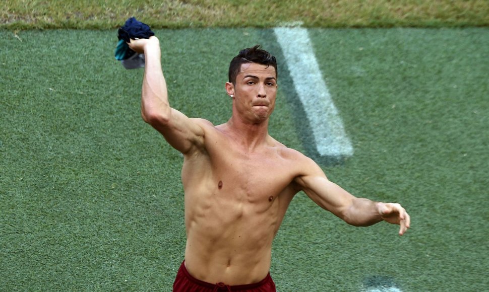 Cristiano Ronaldo po apšilimo savo marškinėlius padovanojo futbolo sirgaliams