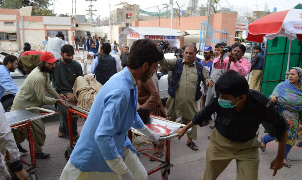 Pakistane mirtininko išpuolis nusinešė 128 žmonių gyvybes